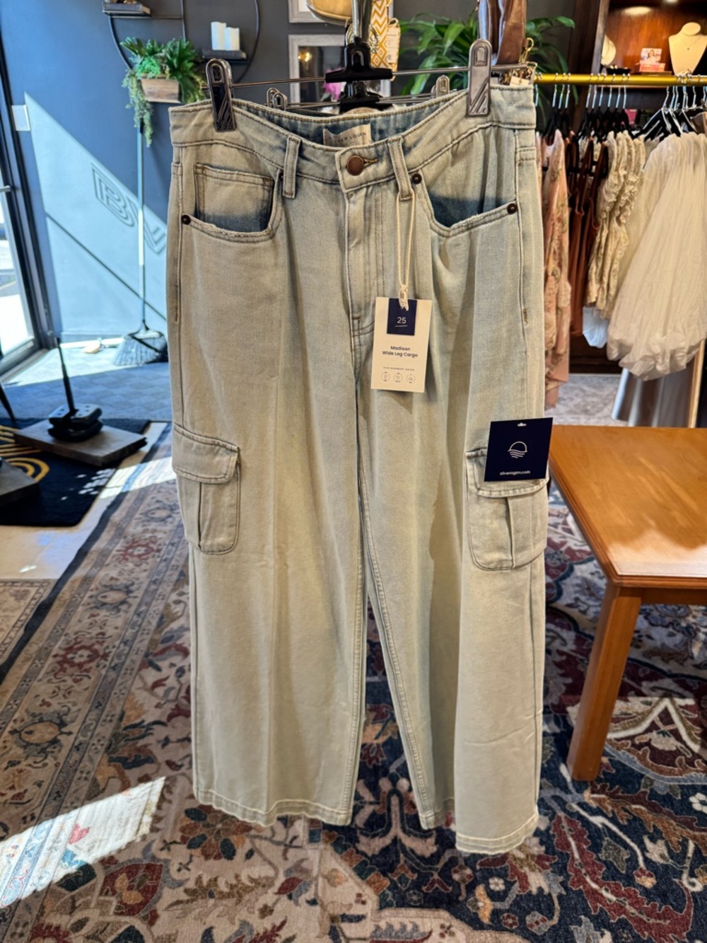Wide-Leg Cargo Jeans in Light Wash